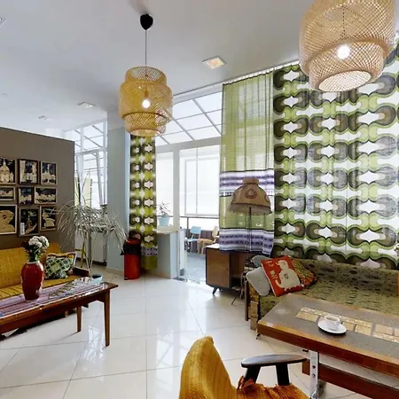 Press אכסניה *