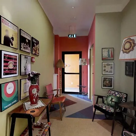 אכסניה Press *