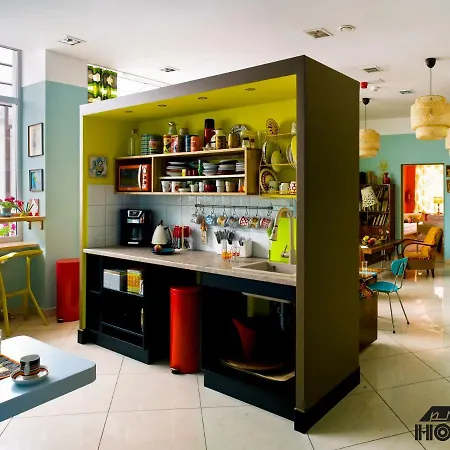 Press אכסניה *