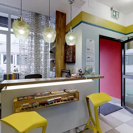 אכסניה Press *